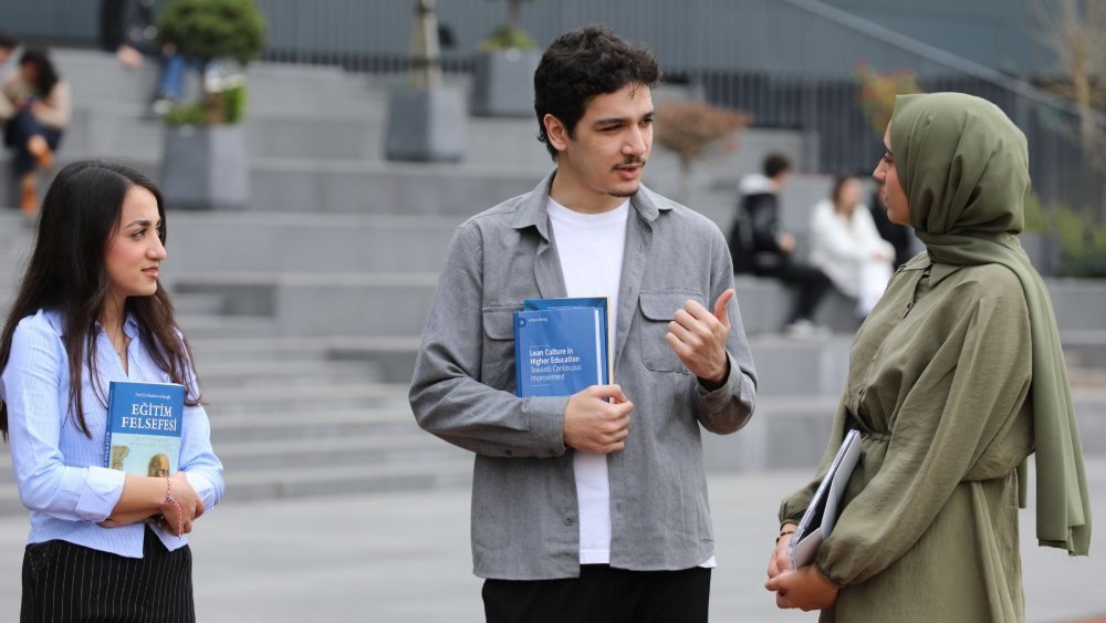 نقاش بين طلاب من جنسيات مختلفة حول قضايا دراسة العلاقات الدولية في تركيا