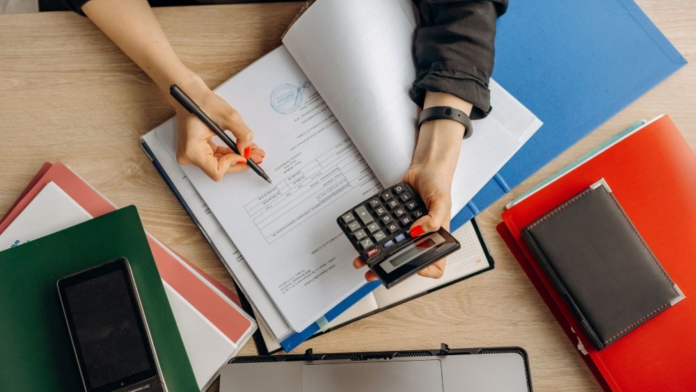 طالب يراجع مستندات مالية وكشوف حسابات