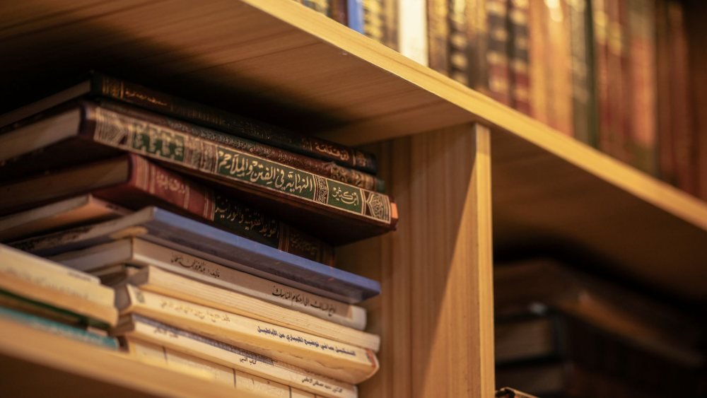 رفوف كتب في العلوم الإسلامية لطلاب دراسة الشريعة في تركيا