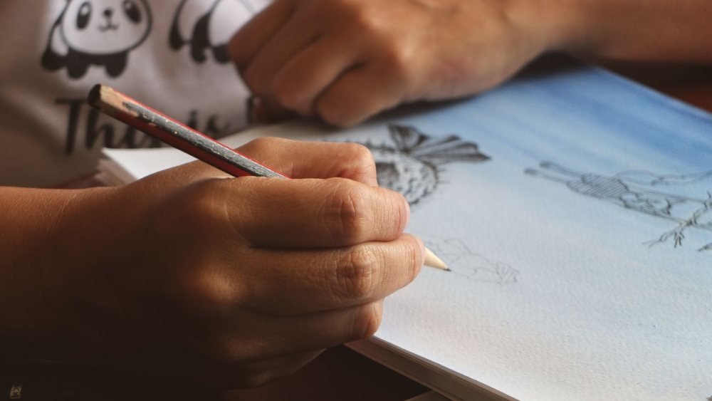 رسم تخطيطي يدوي في دفتر اسكتشات ضمن الملف الفني لطالب تصميم