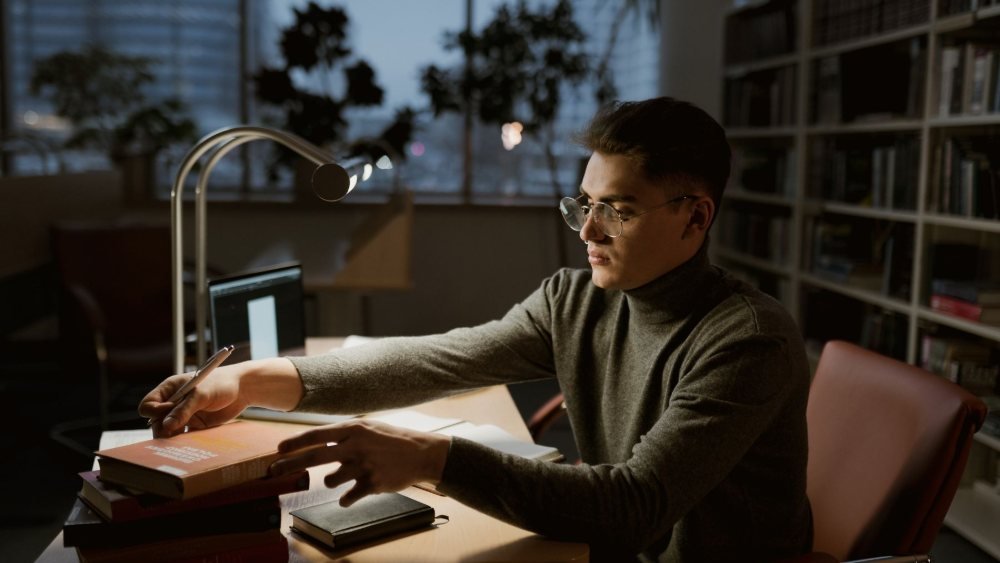 طالب دراسات عليا في مكتبة يستعد لاختبار ALES للماجستير في تركيا