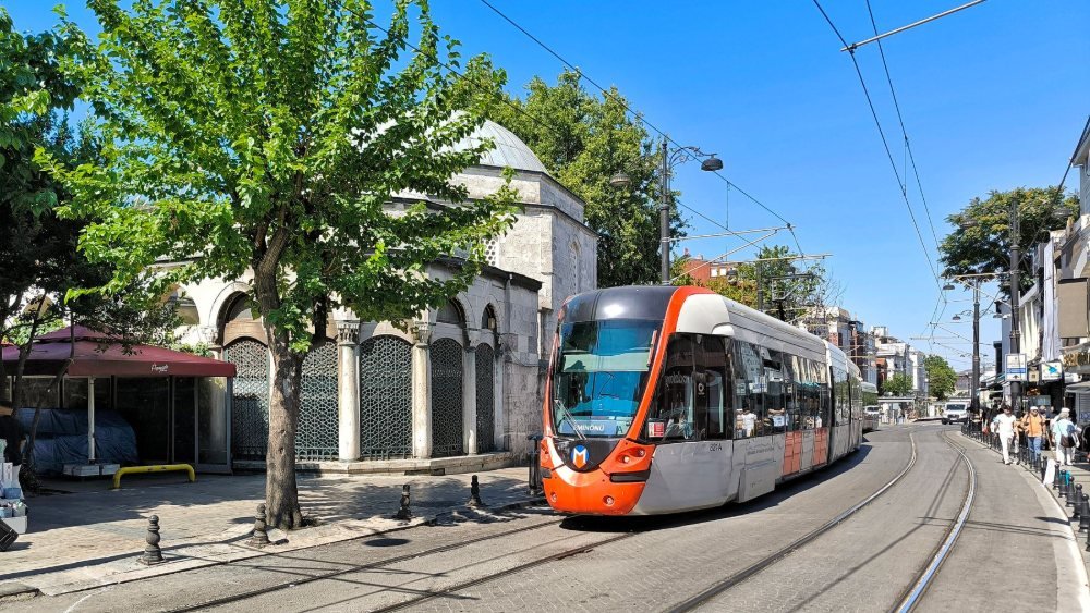 ترام حديث في أحد شوارع إسطنبول التاريخية يستخدمه الطلاب ببطاقة مخفضة