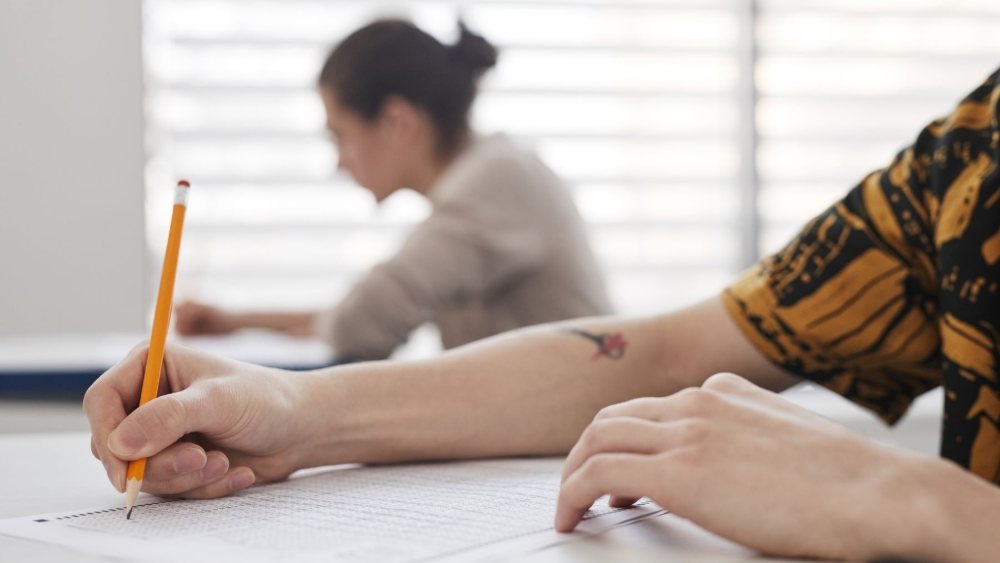 طالب يكتب إجاباته في امتحان نهائي بإحدى الجامعات